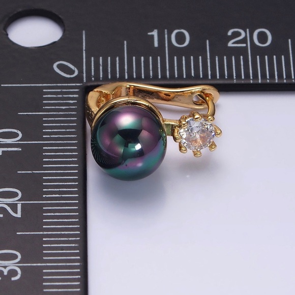 Black or white pearl U-shaped hoop earrings - Picture 6 of 6